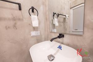 Kmee Eco Transit Hotel