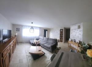 House with 4 air-conditioned bedrooms and swimming pool