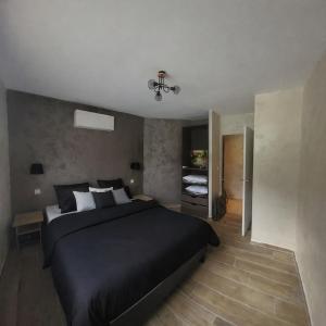 House with 4 air-conditioned bedrooms and swimming pool