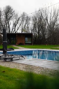 Badash Tiny Village - Tiny Houses with Heated Pool & BBQ