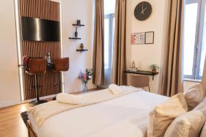 Simple Private Rooms in 5BR Shared Apartment, Well Connected Location