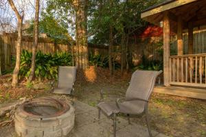 The Broadway Bungalow Walk to Riverwalk Dining!