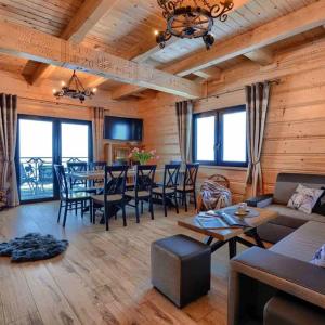 Między Nami Góralami, domek nad Jeziorem Czorsztyńskim