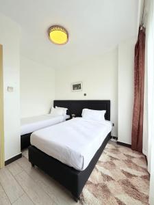 Executive elegantly furnished three bedroom apartment withmodern facilities ,modern swimming pool ,fully equipped gym,children playground and close proximity to major shopping centers and gourmet restaurants