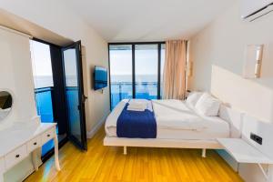 Sea View Apartment In City Center
