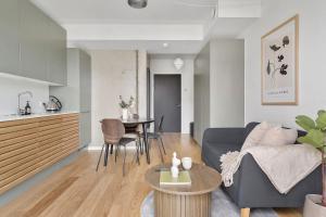 Modern & Stylish Apartment with Private Balcony