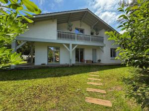 Light-Filled House With Pool In Petit Piquey