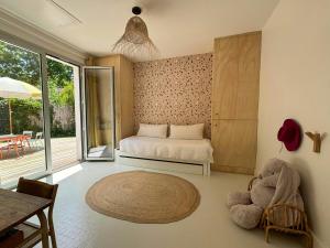 Light-Filled House With Pool In Petit Piquey