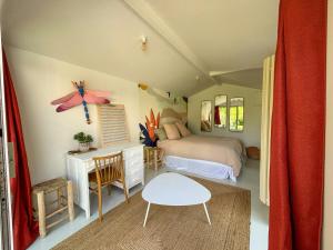 Light-Filled House With Pool In Petit Piquey