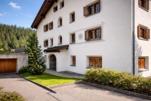 Laax Cozy Apartment Ski Bus in front of the Door