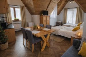 Domek Gabi z balią w ogrodzie