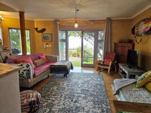 Cardamom Cottage, sleeps 3 and 1 min walk to beach