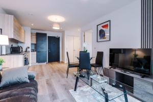 Modern Central Preston Apt King Bed & Smart TV