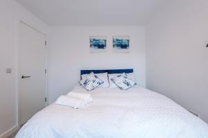 Modern Central Preston Apt King Bed & Smart TV