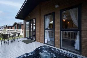 Truemans Lodge with Hot Tub