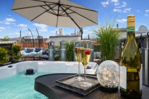 Old Town Apartment with Private Rooftop Jacuzzi and the Sky Views ! Balcony AC WiFi Parking