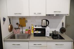 Cozy Modern Studio Apex Prime area City View king bed wifi netflix parkin 1001