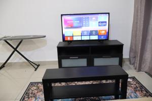 Cozy Modern Studio Apex Prime area City View king bed wifi netflix parkin 1001