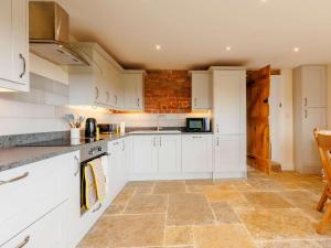 3 Bed in Whitchurch oc-88915