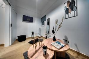 Noir & Blanc in the Heart of Nea Smyrni