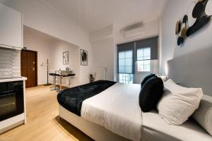 Noir & Blanc in the Heart of Nea Smyrni