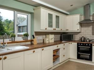 4 Bed in Brecon oc-bn151