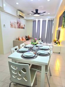 15P Penthouse 3BR Suite Persimmon Condo Free Parking