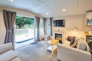 The Serenity Lodge with Hot Tub