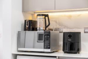 Elegant 1BR Near Downtown Azizi Riviera 3