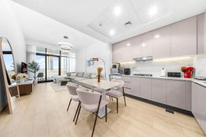 Elegant 1BR Near Downtown Azizi Riviera 3