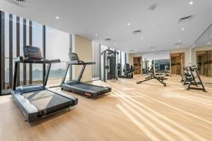 Elegant 1BR Near Downtown Azizi Riviera 3