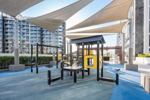 Elegant 1BR Near Downtown Azizi Riviera 3