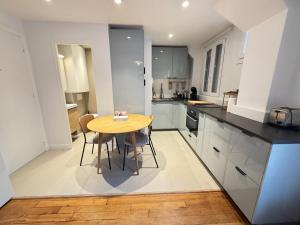 Elegant Sunlit Flat with Balcony near Parc Monceau - B94