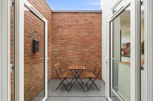 Unique 5 Bedroom 4 Bathroom House with Self-Contained-Studio - Excellent Location - Pool Table, Super-Fast Wifi, Smart TV and Self-Check-In by Yoko Property