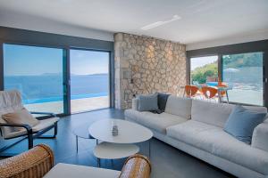 Villa Massalia - Infinity Lap Pool with Majestic Seaview and sea access