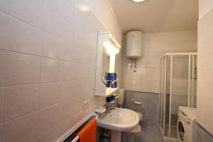 Coastal apartment with shared pool