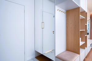 Luxury 24h Stay Apartment with Netflix, PrimeTV, EV Parking and 1Gbps WiFi