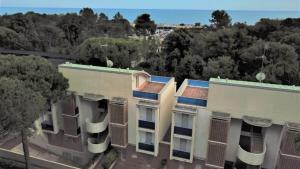 Green retreat by the beach