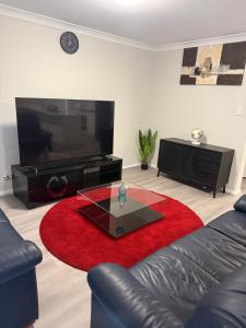 Bright Family-Friendly Home 5 bedrooms