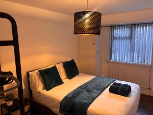 Spacious 3-bed apartment close to Birmingham City with free parking with Netflix contractor stays welcome