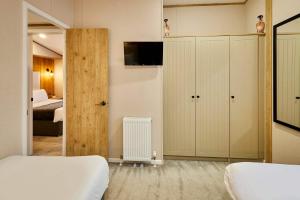 Huckleberry Lodge with Hot Tub