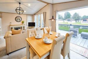 Huckleberry Lodge with Hot Tub