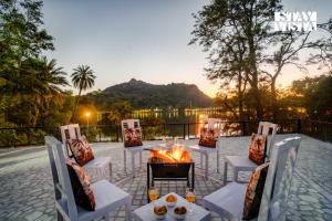 StayVista at Mangal House by the Lake with Lawn, BBQ