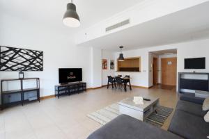 Spacious 1B in Palm Close to Palm Mall
