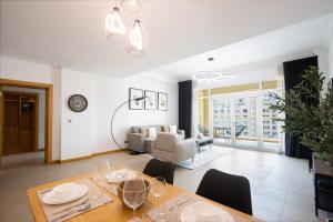 Spacious 1B in Palm Close to Palm Mall
