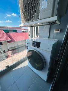 Luxury apartment near On Nut BTS station with swimming pool