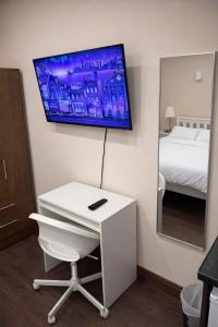 95 Deluxe London Studios