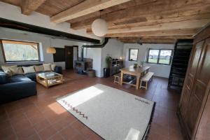 Grande maison 15 pers avec piscine privée, salle de jeux, jardin clôturé, proche Lac de Paladru