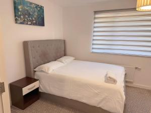 Spacious House with Private Parking In Manchester