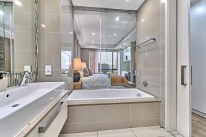 Sandton Skye Designer One Bed Apartment 910